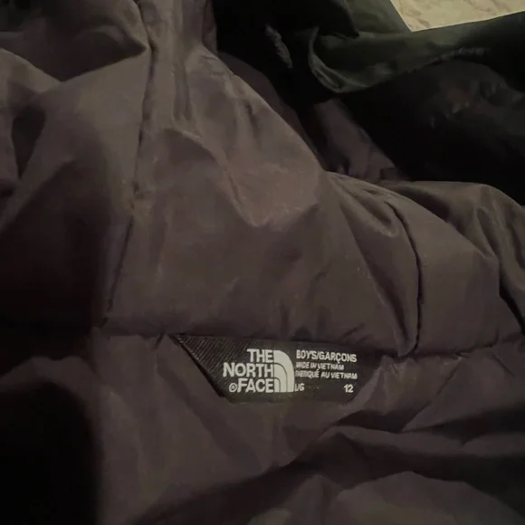 North Face Boys black dryvent ski jacket. Excellent used condition. Size 12. - Picture 6 of 7